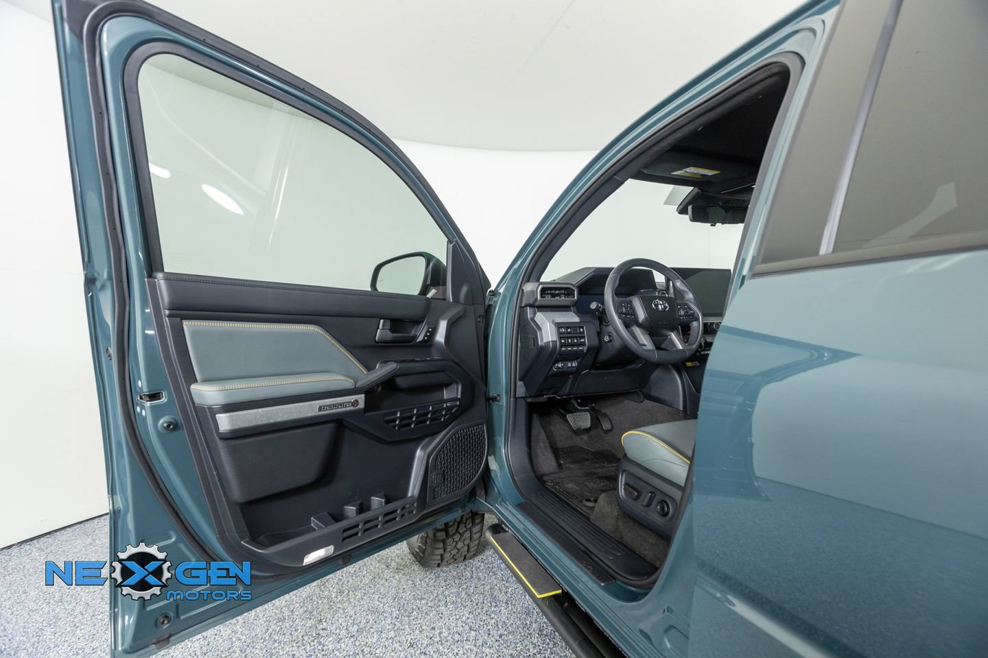 Used 2025 Toyota 4Runner Trailhunter AWD/4WD image 9