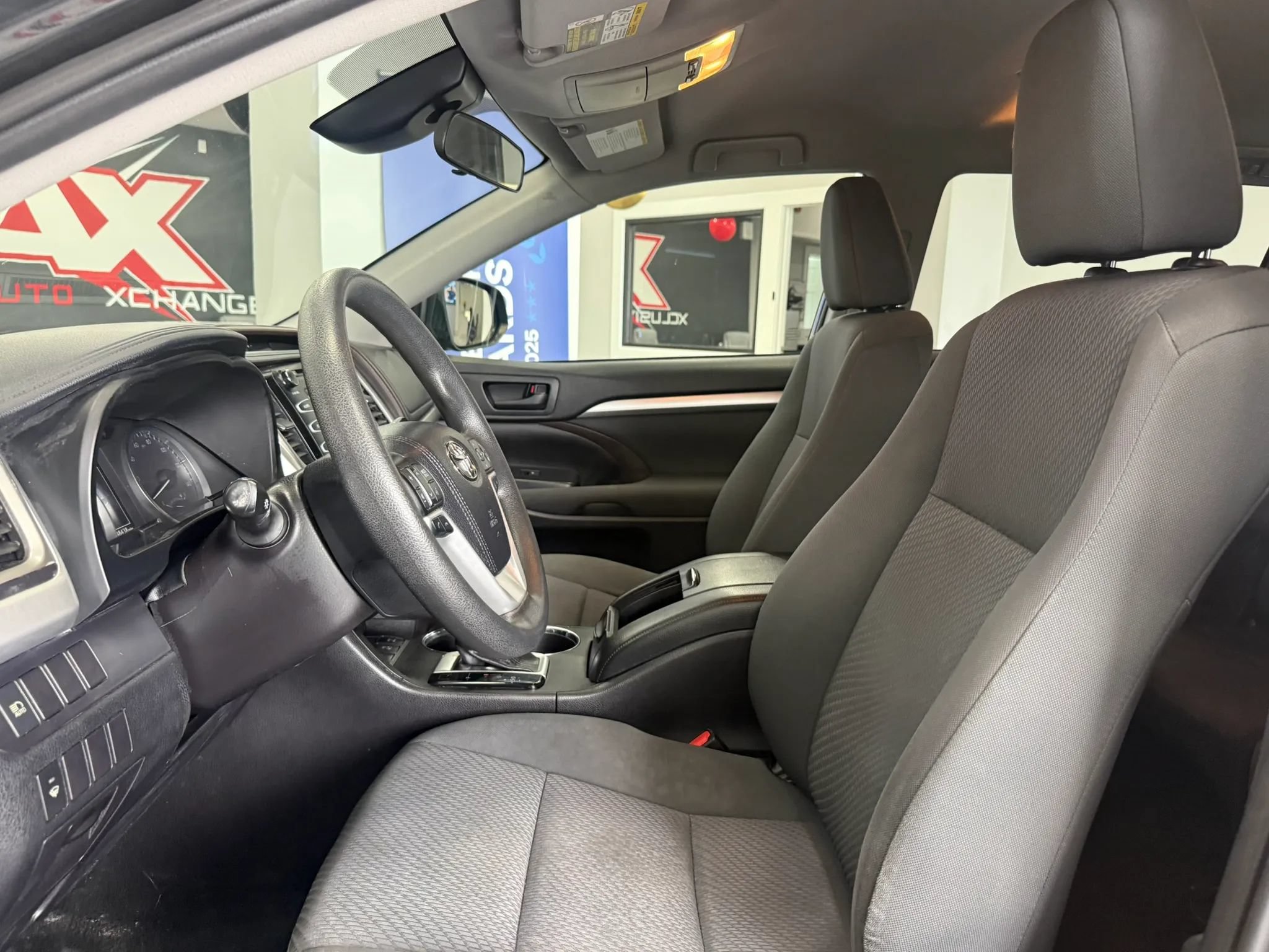 Used 2019 Toyota Highlander LE AWD/4WD image 8