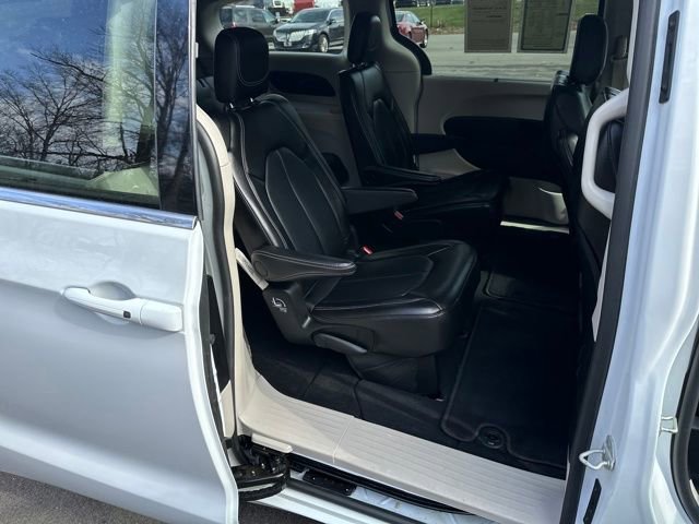 Used 2024 Chrysler Pacifica Touring-L image 16