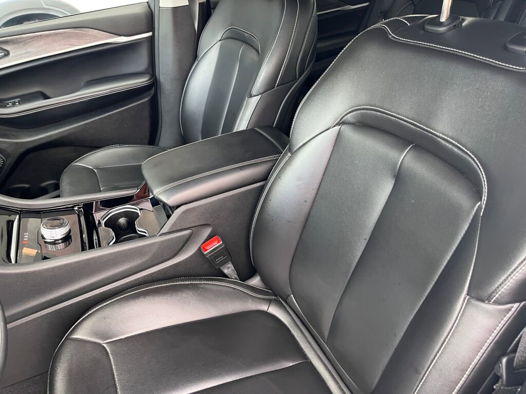 Used 2023 Jeep Grand Cherokee Limited image 13