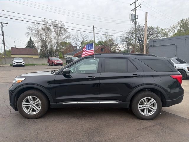Used 2024 Ford Explorer XLT w/ Equipment Group 202A AWD/4WD image 4