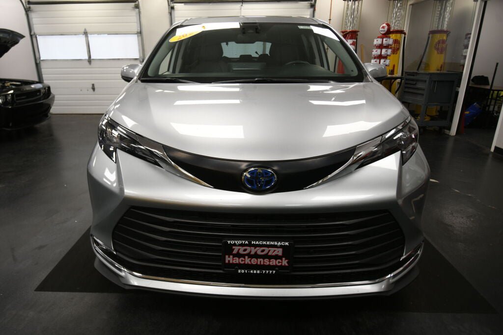 Certified 2024 Toyota Sienna XLE FWD image 2