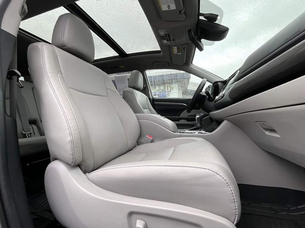 Used 2019 Toyota Highlander Limited Platinum AWD/4WD image 11
