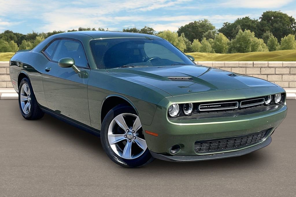 Used 2018 Dodge Challenger SXT image 2