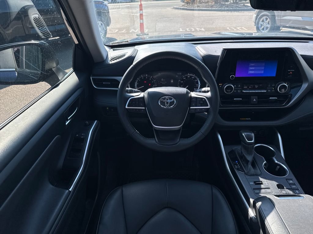 Used 2025 Toyota Highlander XLE image 14
