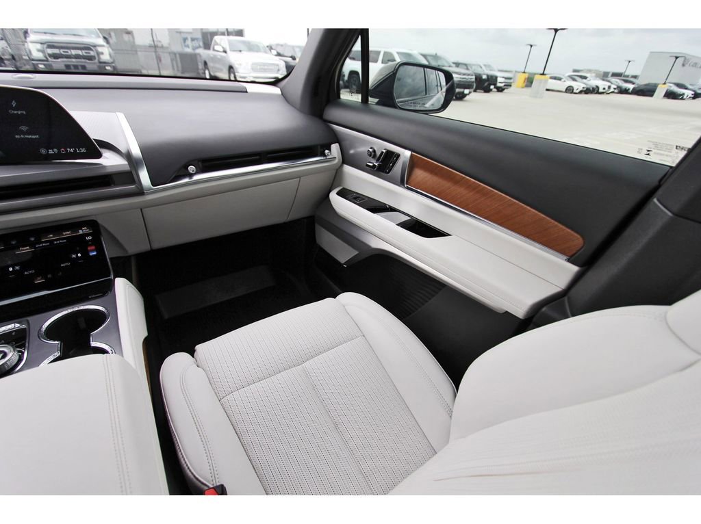 Certified 2026 Cadillac Vistiq Luxury image 10