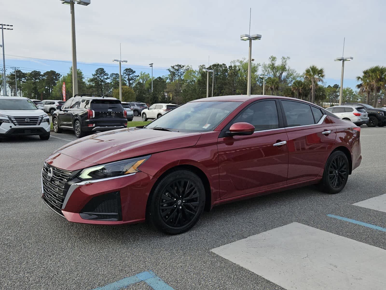 Used 2025 Nissan Altima 2.5 SV w/ SV Special Edition Package FWD image 2