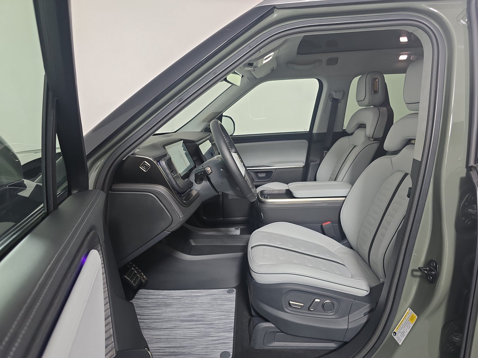 Used 2023 Rivian R1S Launch Edition AWD/4WD image 20