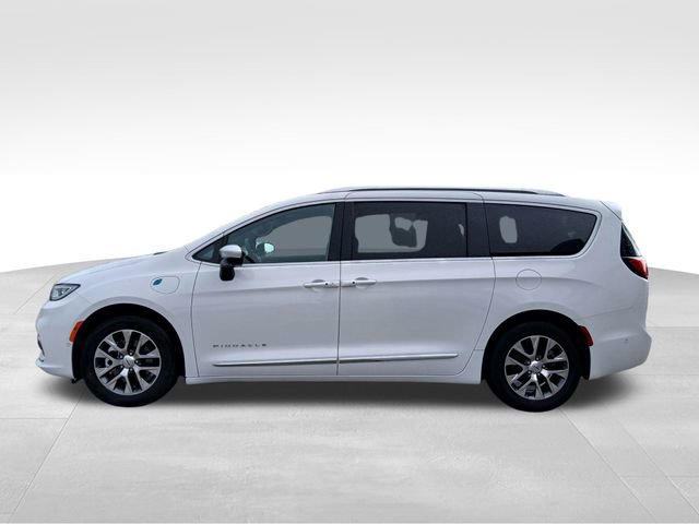 Used 2025 Chrysler Pacifica Pinnacle image 2