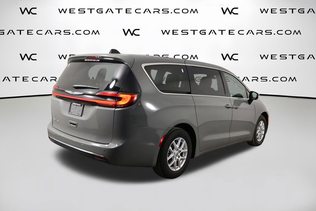 Used 2023 Chrysler Pacifica Touring-L image 45