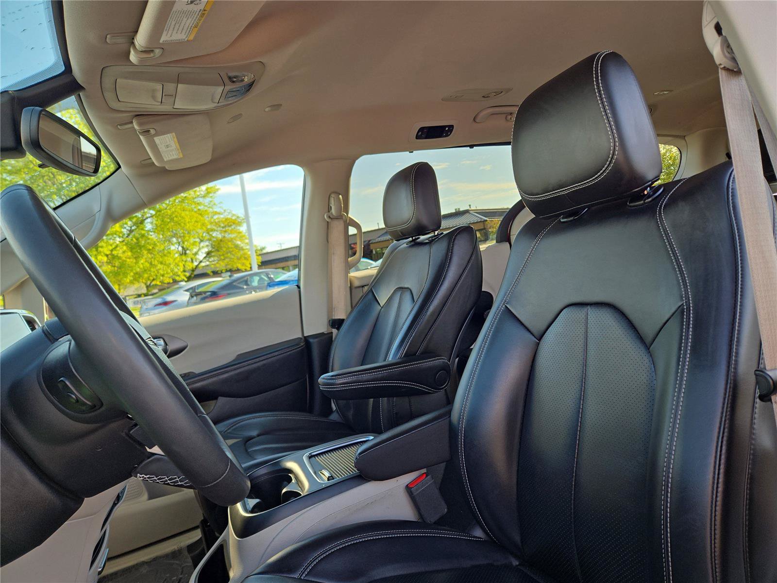 Used 2023 Chrysler Pacifica Touring-L FWD image 18