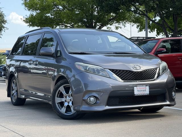 Used 2017 Toyota Sienna SE FWD image 4