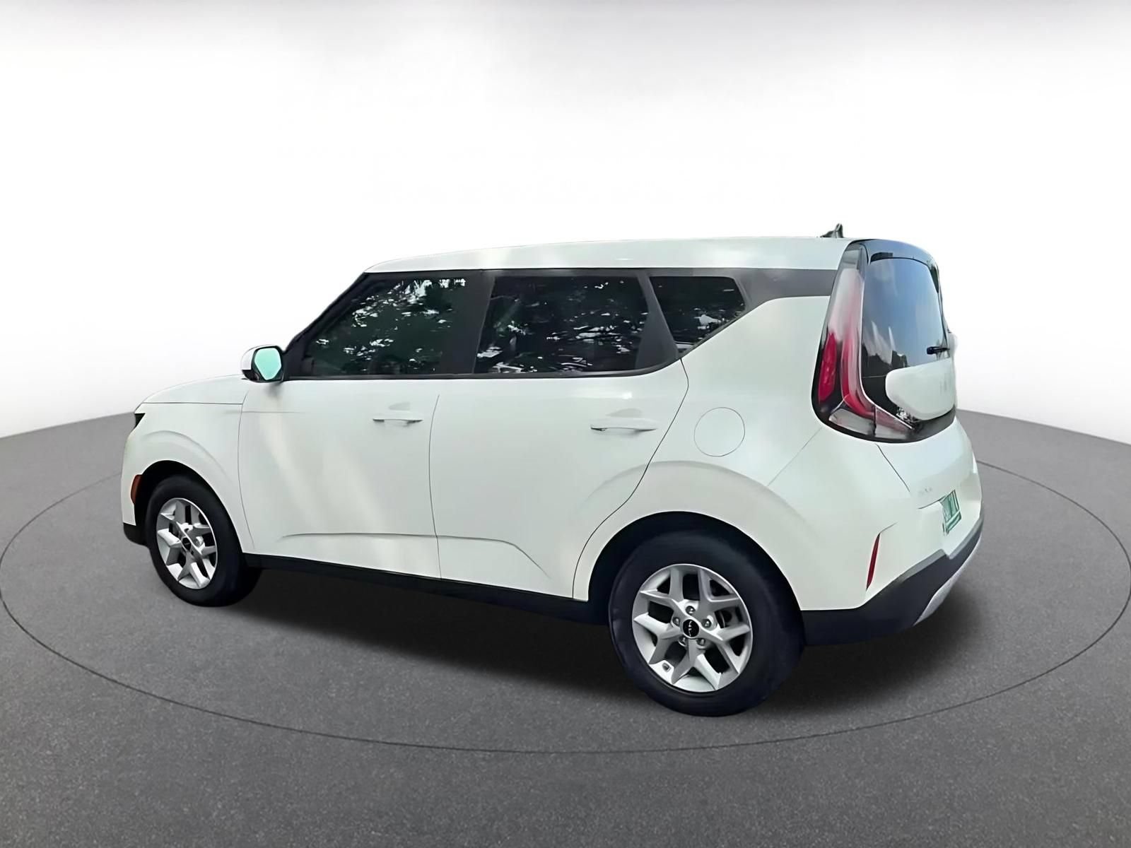 Used 2025 Kia Soul LX w/ LX Technology Package FWD image 9