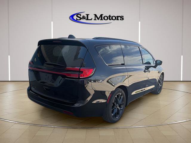 Used 2023 Chrysler Pacifica Touring-L w/ S Appearance Package FWD image 7