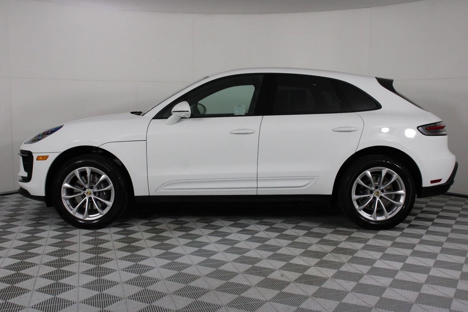 Certified 2026 Porsche Macan AWD/4WD image 2