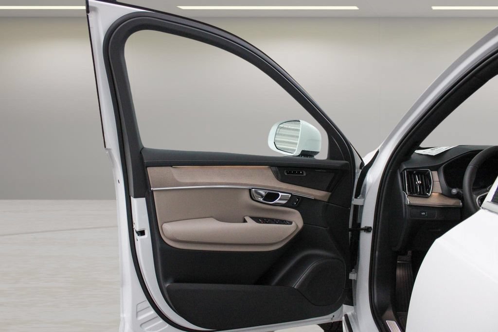 Used 2026 Volvo XC90 B5 Plus w/ Protection Package Premier AWD/4WD image 16