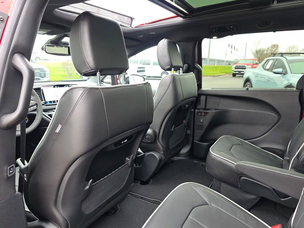 New 2026 Chrysler Pacifica Limited w/ S Appearance Package image 30