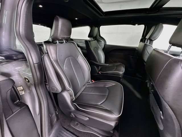 Used 2025 Chrysler Pacifica Premium FWD image 29