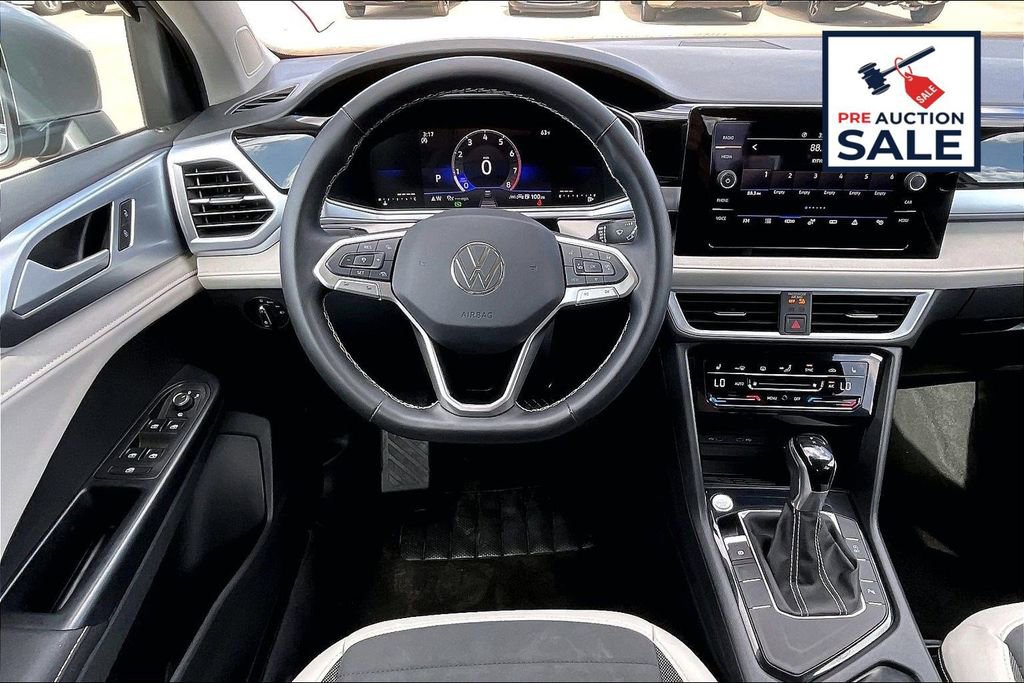 Used 2025 Volkswagen Taos SE FWD image 5