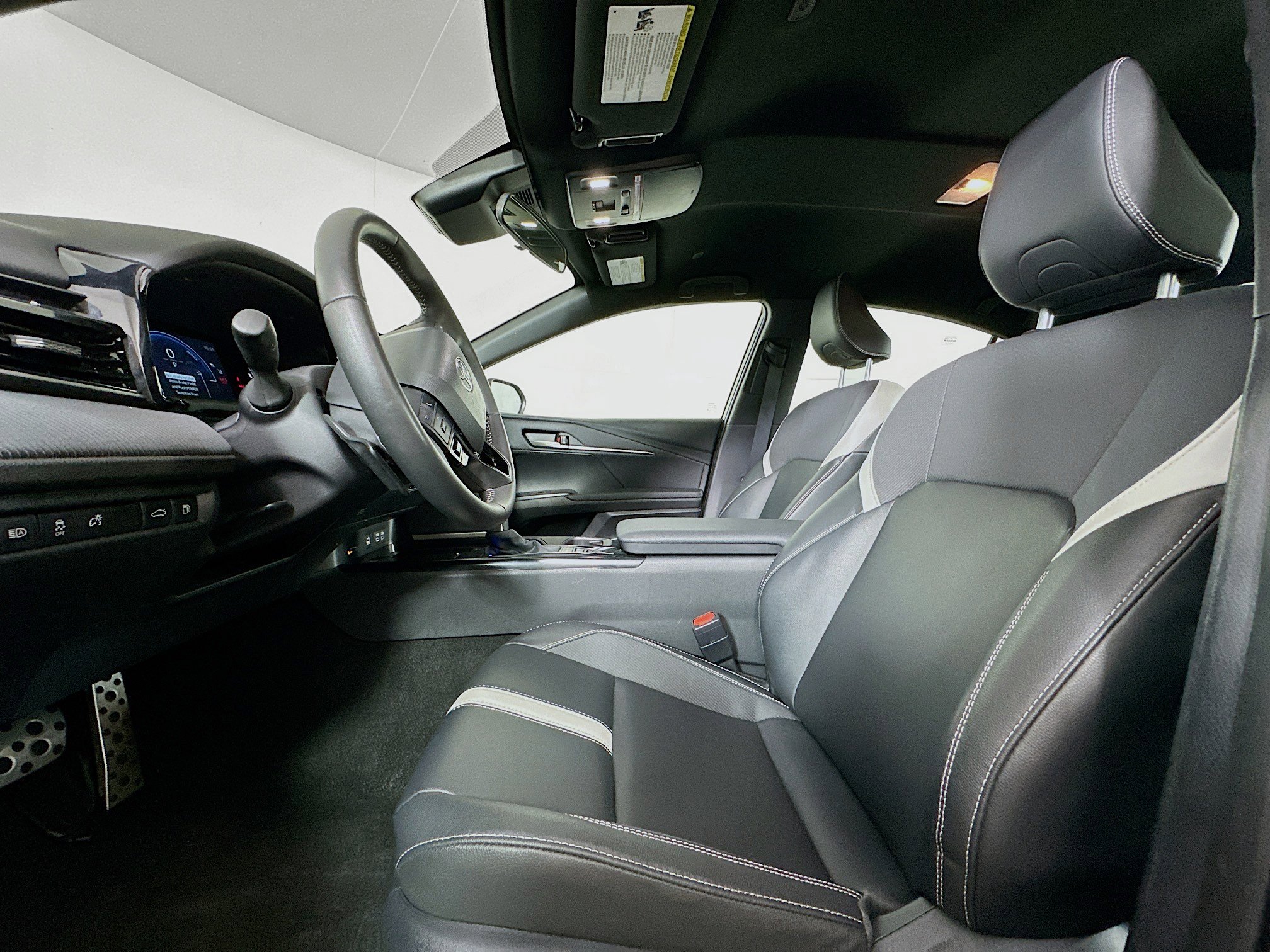 Used 2025 Toyota Camry SE image 13