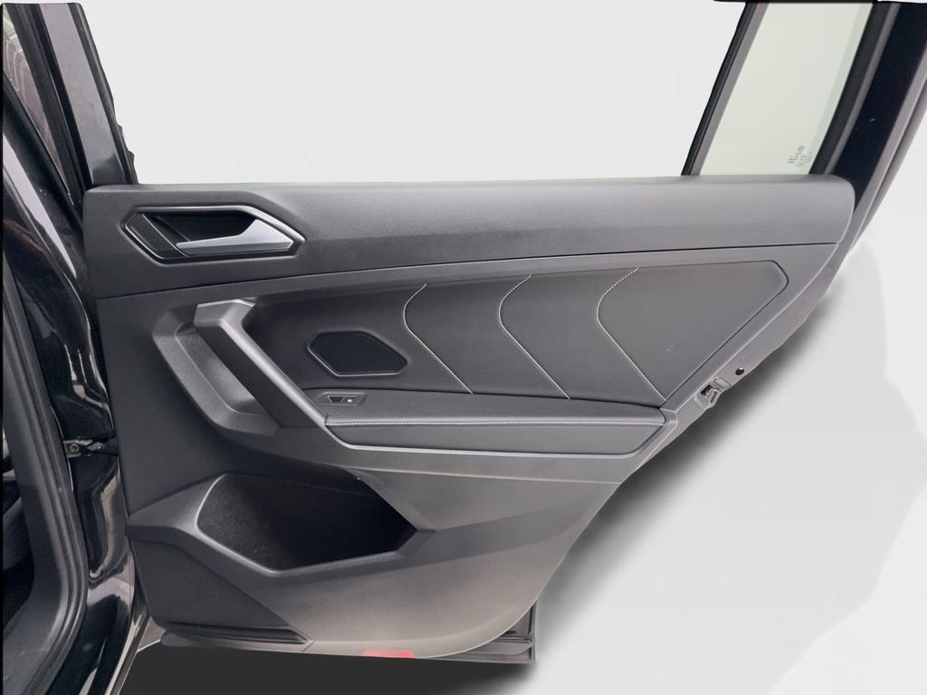 Used 2022 Volkswagen Tiguan SE w/ Panoramic Sunroof Package FWD image 33