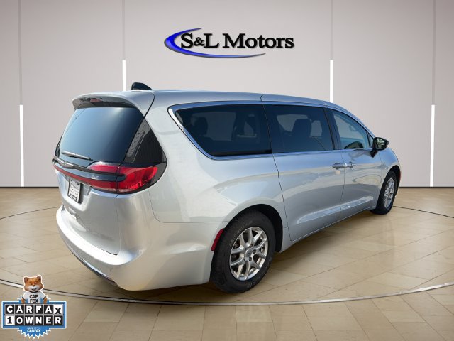 Certified 2024 Chrysler Pacifica Touring-L FWD image 7