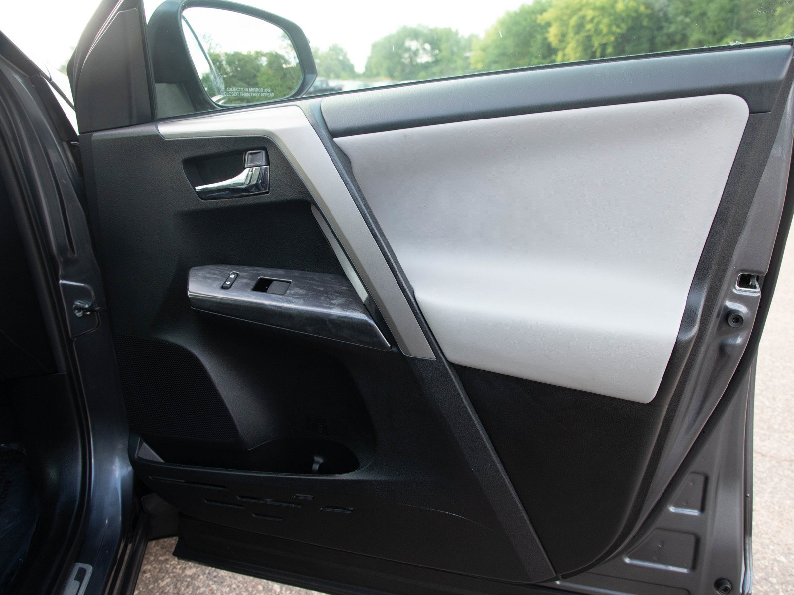 Used 2017 Toyota RAV4 Platinum FWD image 12