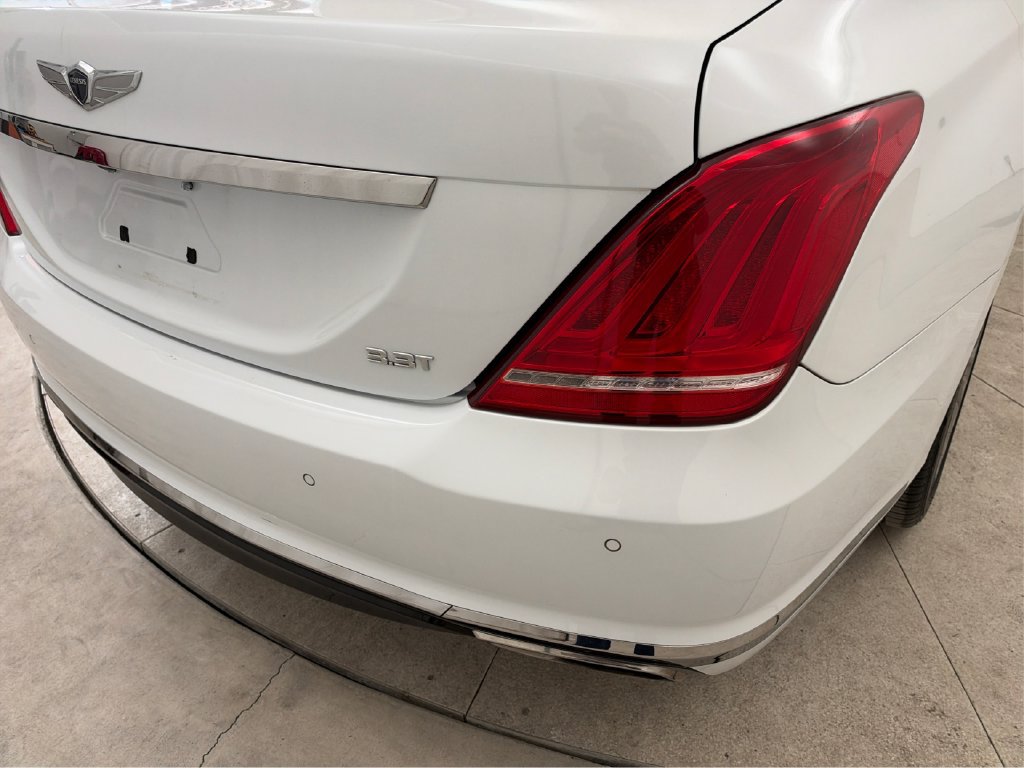 Used 2018 Genesis G90 3.3T Premium RWD image 26