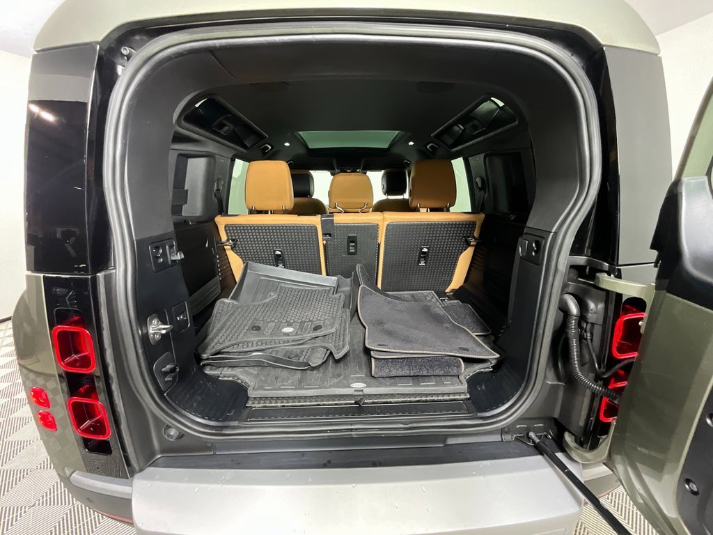Used 2023 Land Rover Defender 110 SE image 28