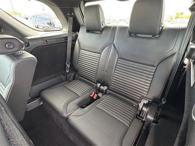Used 2023 Land Rover Discovery HSE R-Dynamic AWD/4WD image 13