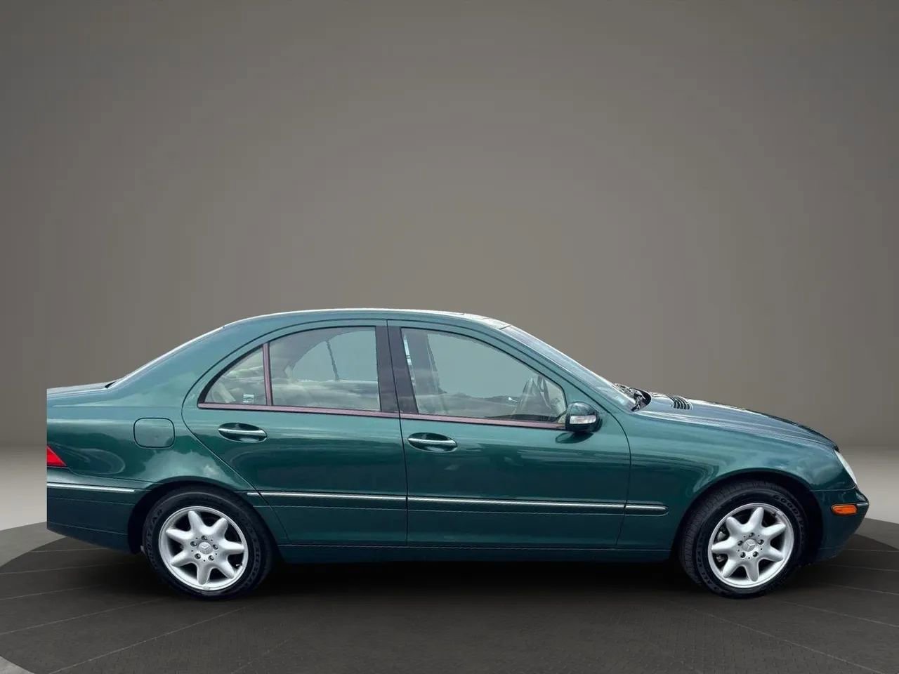 Used 2001 Mercedes-Benz C 240 Sedan image 4