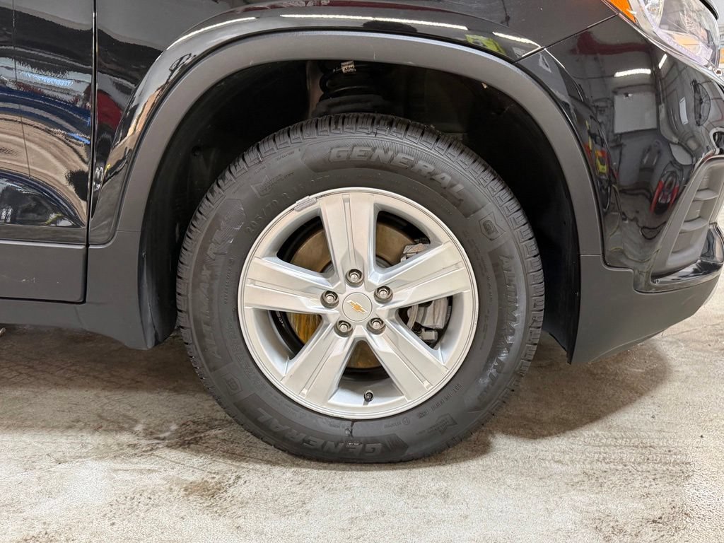 Used 2022 Chevrolet Trax LT w/ LT Convenience Package AWD/4WD image 33