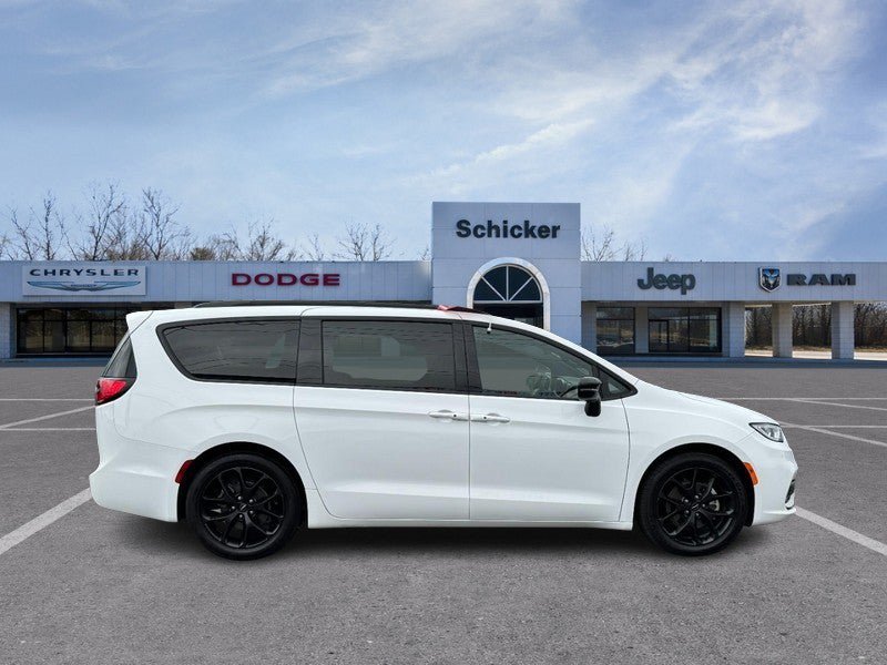 Used 2025 Chrysler Pacifica Limited FWD video 2