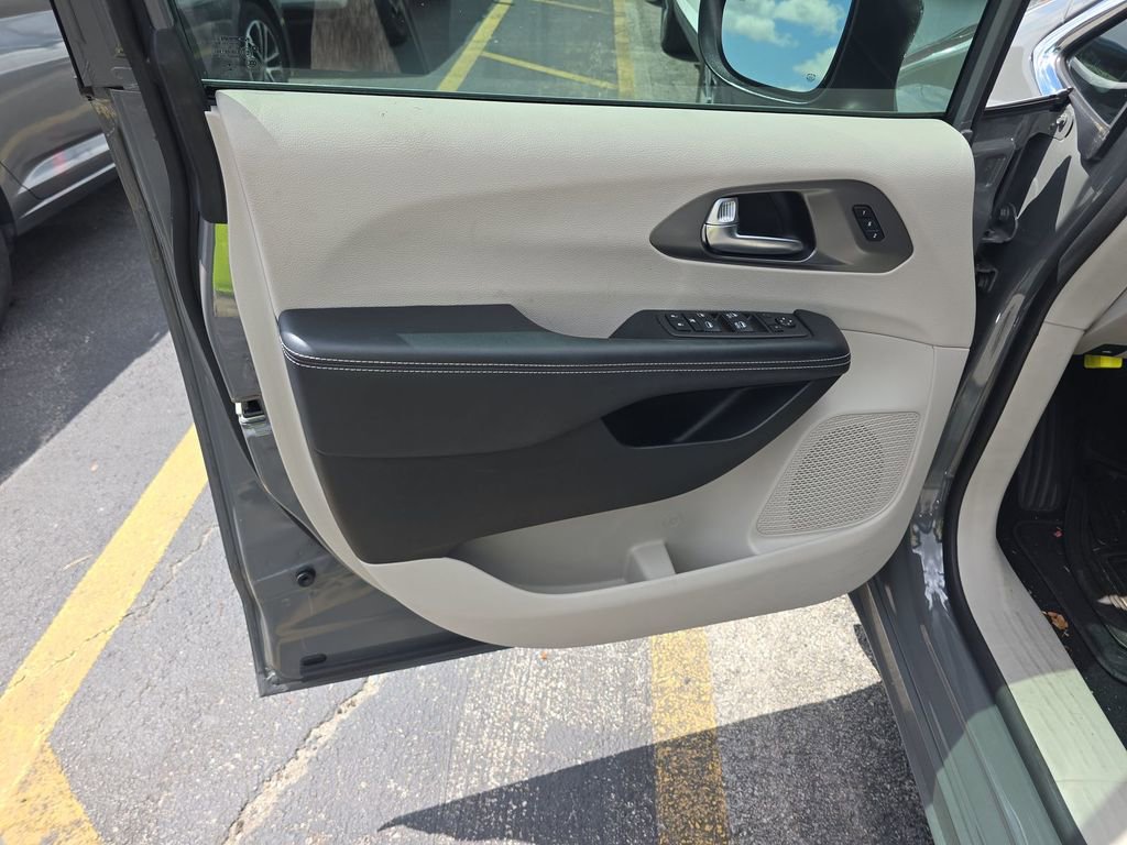 Used 2023 Chrysler Pacifica Touring-L FWD image 9