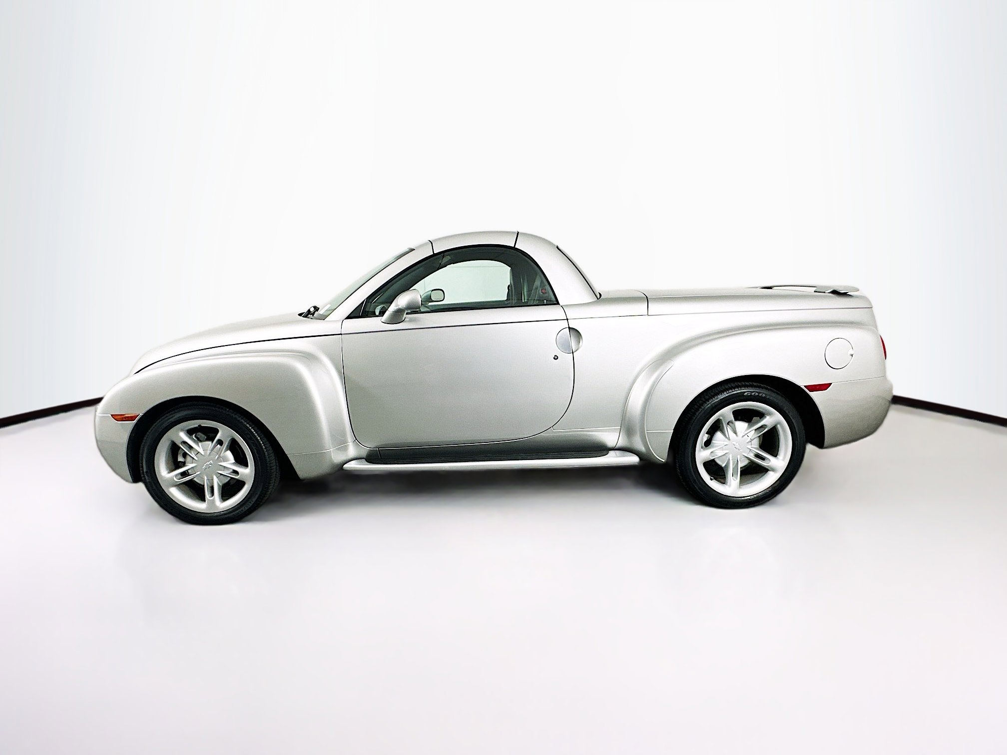 Used 2004 Chevrolet SSR w/ Preferred Equipment Group RWD image 4