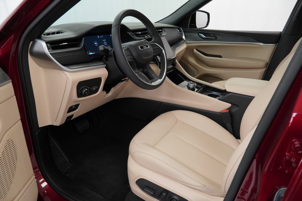 Certified 2025 Jeep Grand Cherokee Limited AWD/4WD image 17