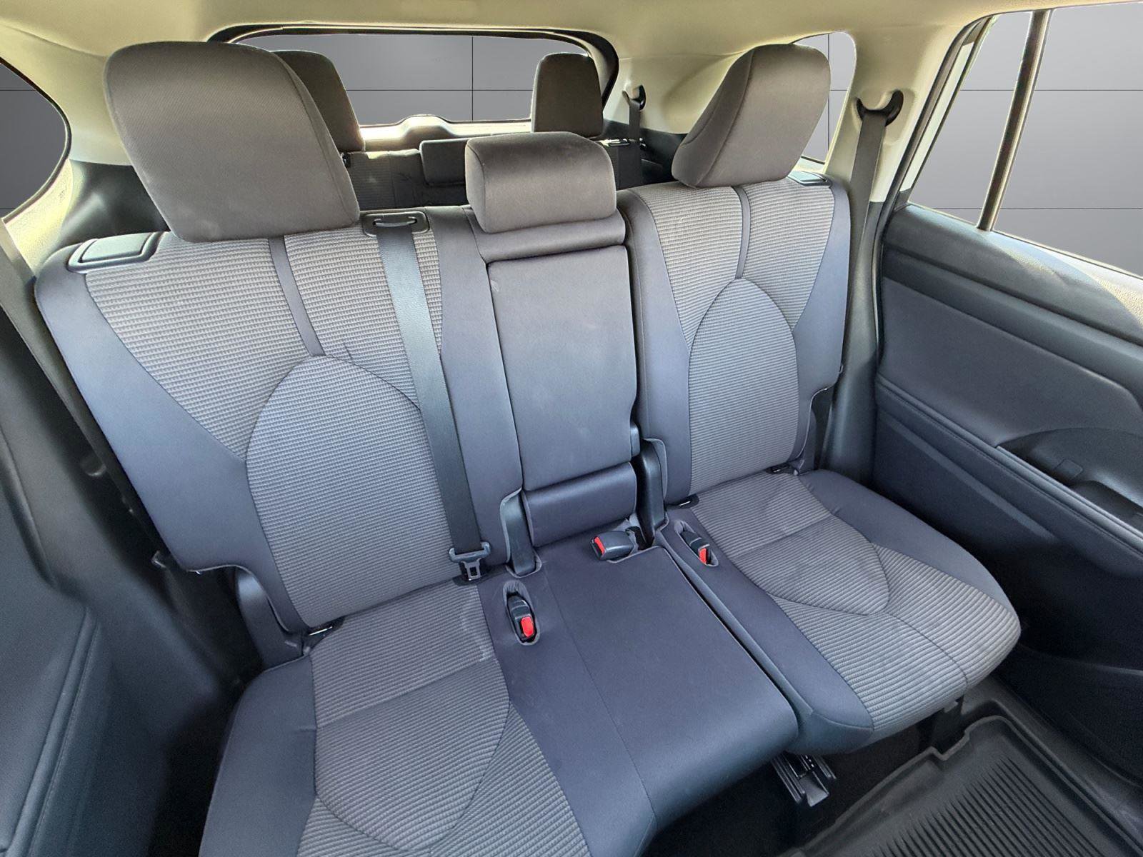 Used 2023 Toyota Highlander LE FWD image 19