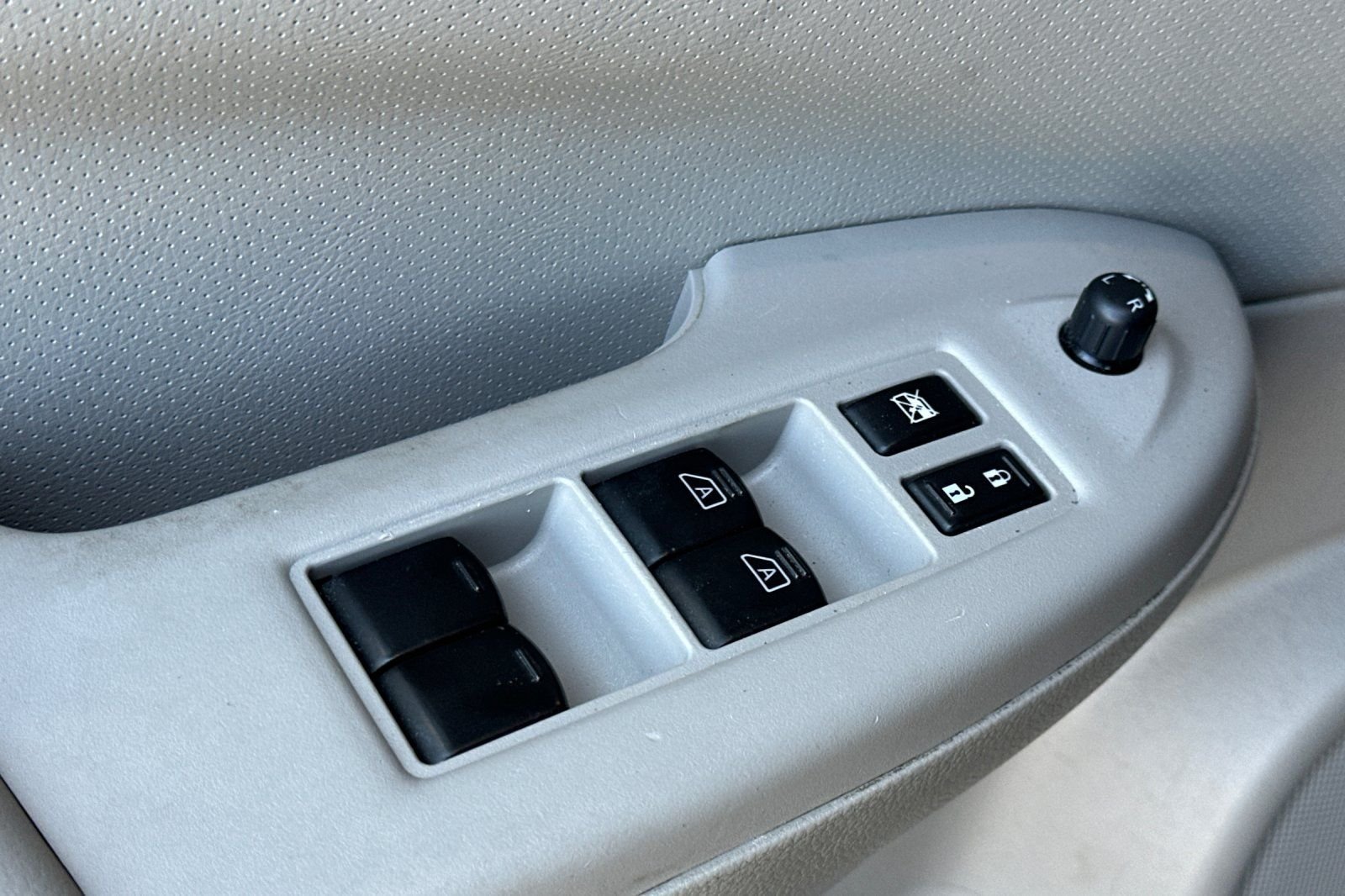 Used 2015 Nissan Quest SL w/ Value Cargo Package FWD image 12