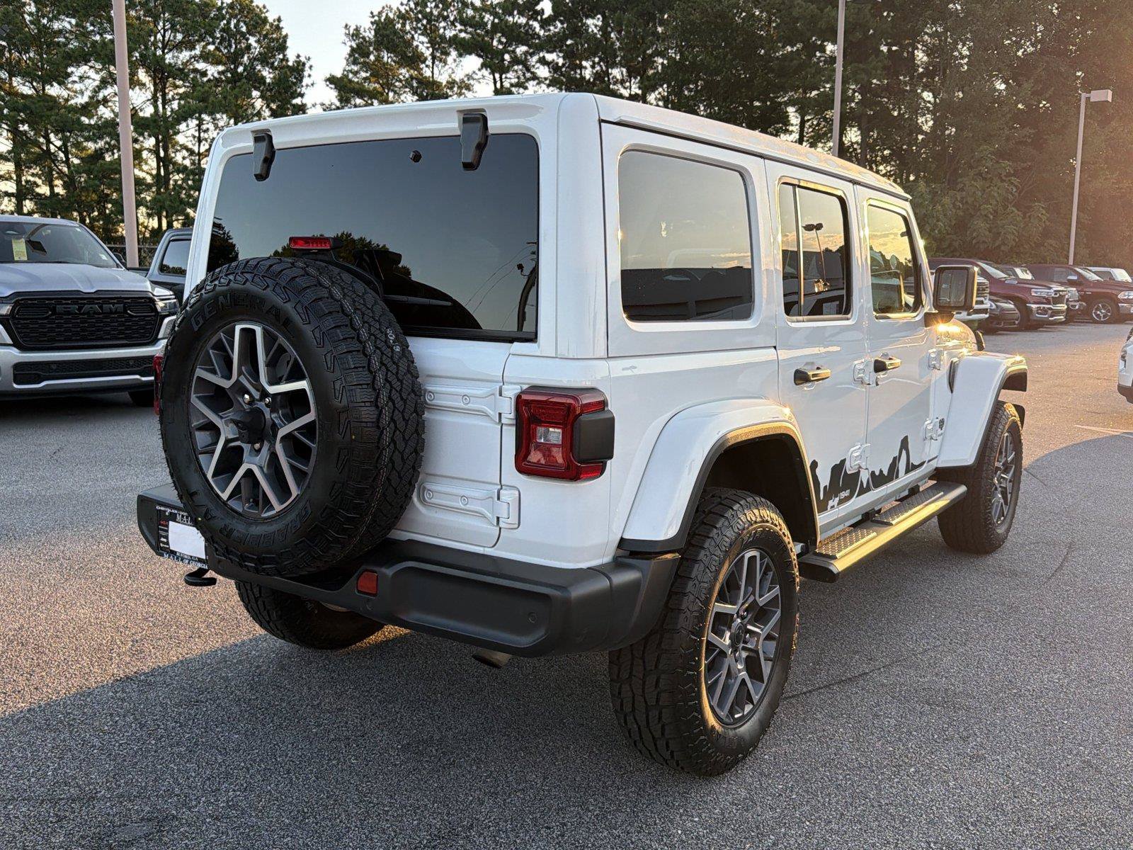 Used 2025 Jeep Wrangler Unlimited Sahara w/ Safety Group AWD/4WD image 5