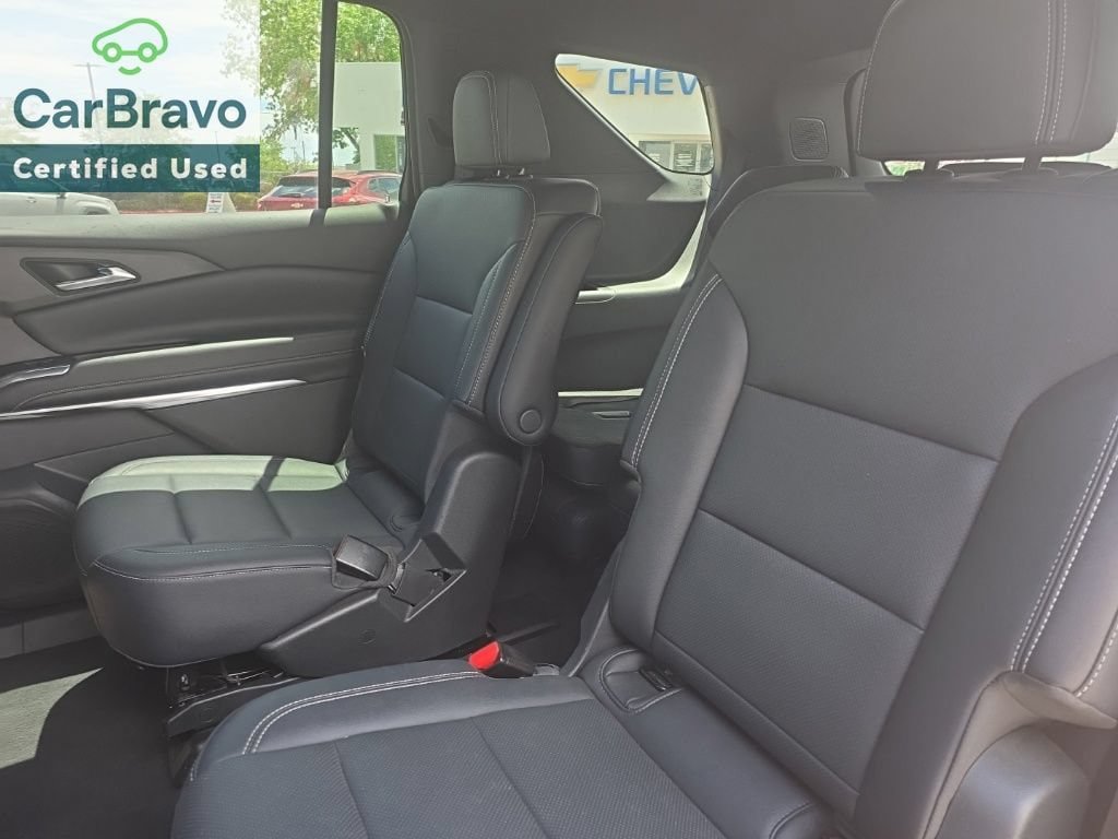 Used 2025 Chevrolet Traverse LT FWD image 19