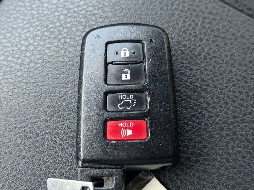 Used 2017 Toyota Highlander Limited AWD/4WD image 31