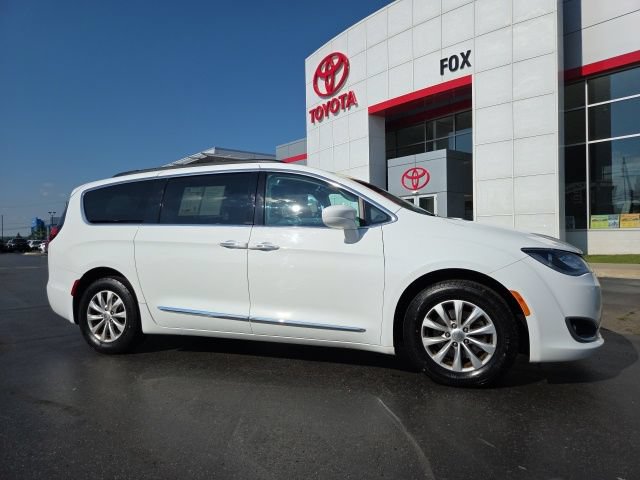 Used 2017 Chrysler Pacifica Touring-L FWD image 1