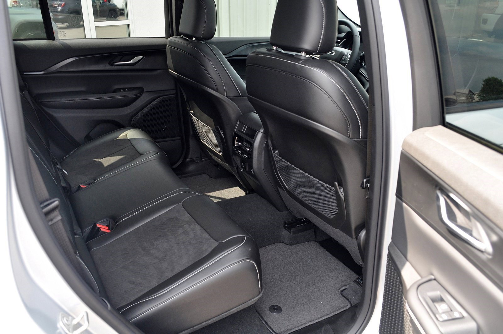 Used 2023 Jeep Grand Cherokee Altitude image 31