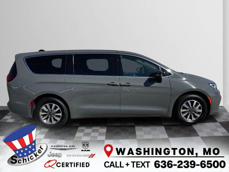 New 2025 Chrysler Pacifica Select w/ Uconnect Theater Family Group