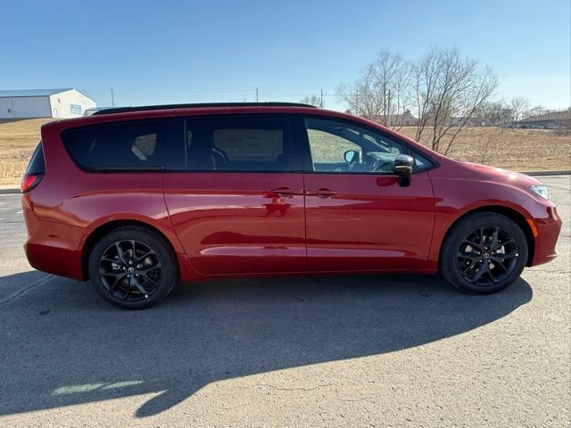 New 2026 Chrysler Pacifica Limited image 5