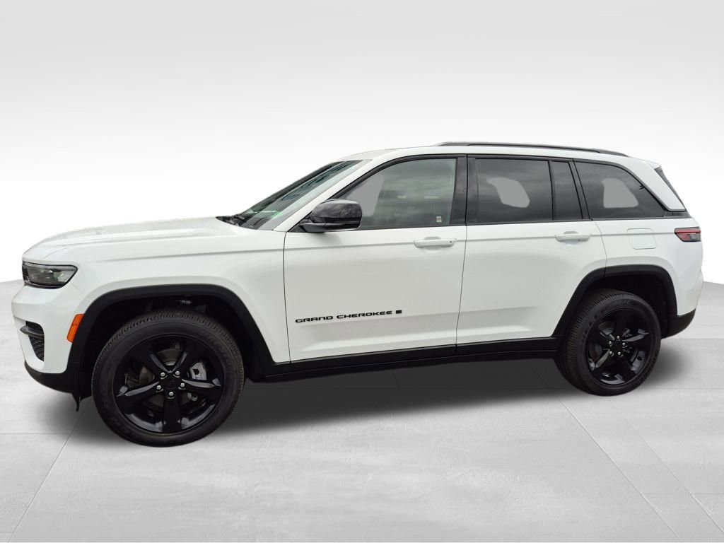 Used 2025 Jeep Grand Cherokee Altitude image 3