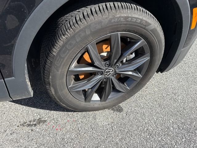 Used 2023 Volkswagen Tiguan SE w/ Panoramic Sunroof Package image 11