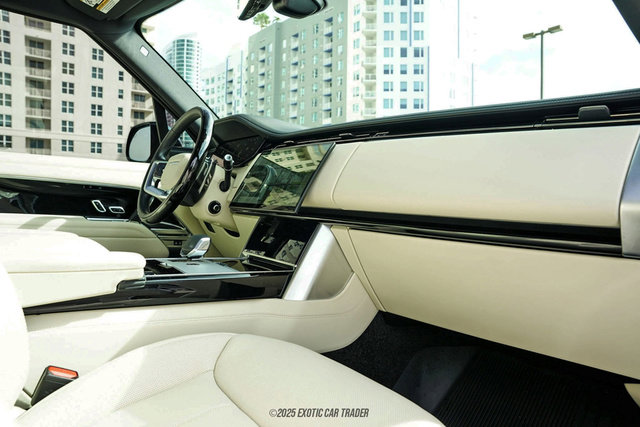 Used 2025 Land Rover Range Rover Long Wheelbase SE image 35