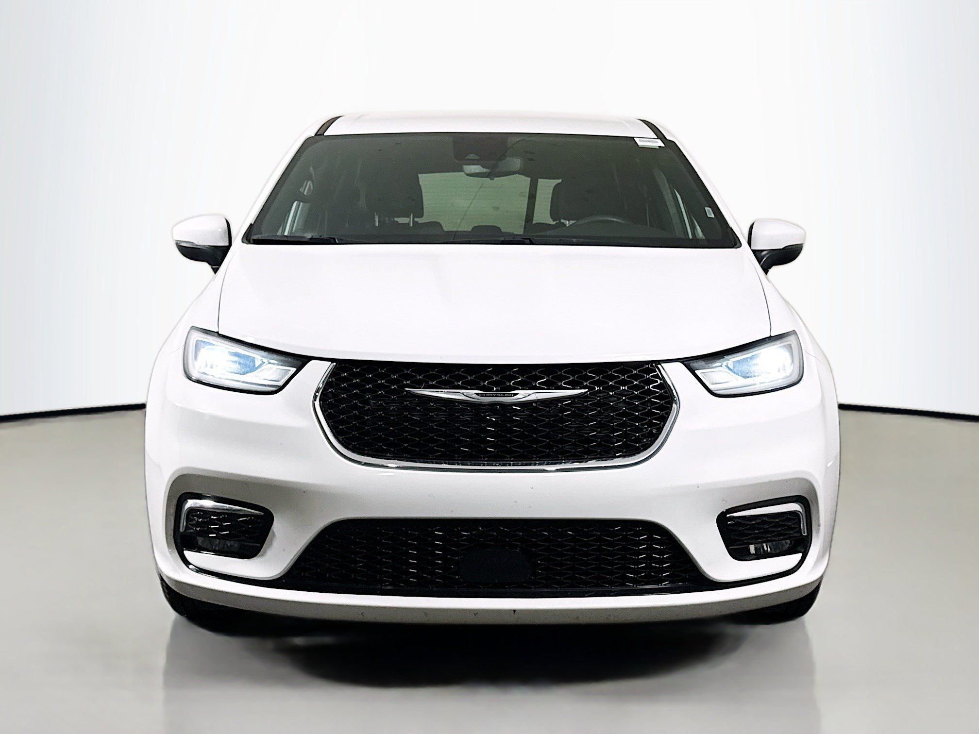 Used 2023 Chrysler Pacifica Touring FWD image 2