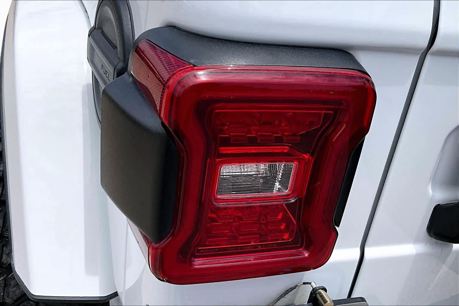 Used 2022 Jeep Wrangler Unlimited Sahara AWD/4WD image 27